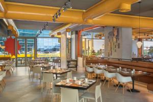 The WB Abu Dhabi, Curio Collection By Hilton餐厅或其他用餐的地方