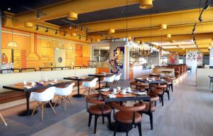 The WB Abu Dhabi, Curio Collection By Hilton餐厅或其他用餐的地方