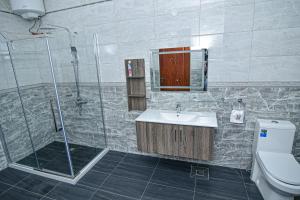 Ein Badezimmer in der Unterkunft Hotel Next