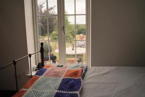 um quarto com uma cama e uma janela aberta em Worfe View Cottage 