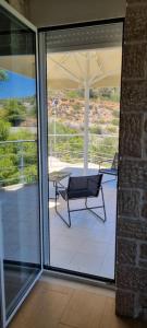 Balkón alebo terasa v ubytovaní Πέτρα, Ελιά και Λεβάντα