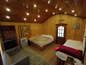 1 dormitorio con 2 camas en una cabaña de madera en North Jewel 2023, en Ajloun