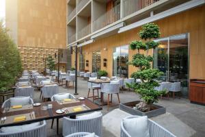 un restaurante con mesas y sillas en un patio en Hilton Beirut Downtown en Beirut