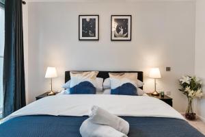 een slaapkamer met een groot bed met 2 lampen bij Cosy 4 Bedroom House in Seven Sisters Neath Port Talbot in Seven Sisters