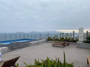 un patio avec un banc et une piscine dans l'établissement Pacific Ocean Penthouse, à Lima