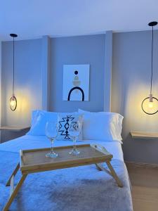 Cette chambre comprend un lit bleu clair. dans l'établissement Loft Nut con Estilo - Excelente Ubicación, à Sabaneta