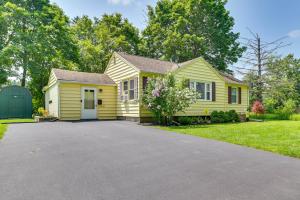 una casa amarilla con una entrada delante de ella en Pet-Friendly Auburn Home Near Owasco Lake!, en Auburn