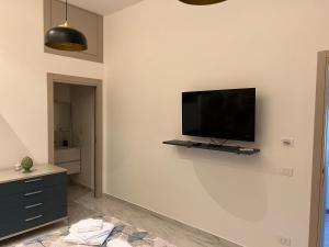 un soggiorno con TV a schermo piatto a parete di Lapis rooms a Pachino