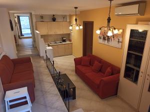 A kitchen or kitchenette at To Agioklima