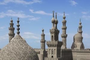 um edifício com torres e cúpulas por cima em Hilton Cairo Zamalek Residences no Cairo