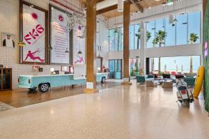 Uma área de estar em Fuwairit Kite Beach, Tapestry Collection By Hilton