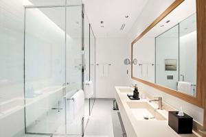 Uma casa de banho em Fuwairit Kite Beach, Tapestry Collection By Hilton