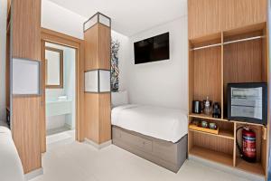 Uma cama ou camas num quarto em Fuwairit Kite Beach, Tapestry Collection By Hilton