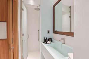 Uma casa de banho em Fuwairit Kite Beach, Tapestry Collection By Hilton