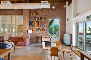 Uma área de estar em Fuwairit Kite Beach, Tapestry Collection By Hilton