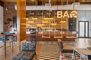 A área de bar ou lounge em Fuwairit Kite Beach, Tapestry Collection By Hilton