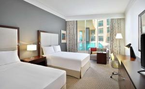 Postel nebo postele na pokoji v ubytování DoubleTree By Hilton Doha - Al Sadd