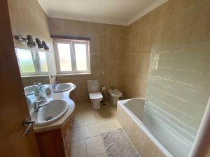 un bagno con lavandino, WC e vasca di Amazing Scorpion´s House Leiria a Leiria Altre 17 foto