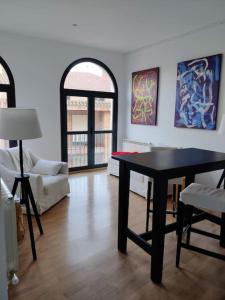 a living room with a table and a couch at Apartamento Moderno en el Centro Navarrete in Navarrete