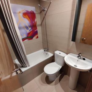 a bathroom with a toilet and a sink at Apartamento Moderno en el Centro Navarrete in Navarrete