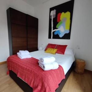 a bedroom with a bed with two towels on it at Apartamento Moderno en el Centro Navarrete in Navarrete