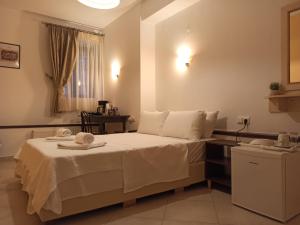 A bed or beds in a room at To Agioklima