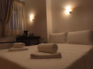 A bed or beds in a room at To Agioklima