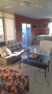 sala de estar con sofá y mesa de centro en DEPARTAMENTO-MANTA, Playa Murciélago, en Manta