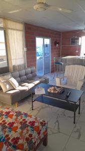 Una sala de estar con un sofá y una mesa de café. en DEPARTAMENTO-MANTA, Playa Murciélago, en Manta