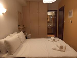 A bed or beds in a room at To Agioklima