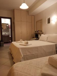 A bed or beds in a room at To Agioklima