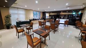 a restaurant with tables and chairs and a bar at Hotel Diego de Almagro Temuco in Temuco