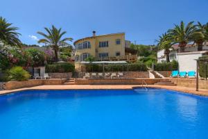 une grande piscine bleue en face d'une maison dans l'établissement Villa La Perla Calpe with Seaview & large pool, à Calp