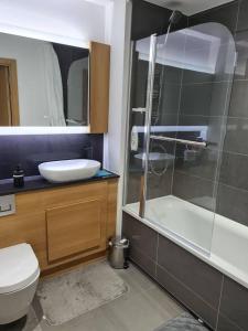 e bagno con servizi igienici, lavandino e doccia. di Remarkable 1-Bed Apartment in Dartford a Dartford