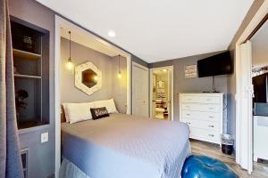 Dormitorio pequeño con cama y vestidor en Misty Harbor 118 en Gilford