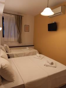 A bed or beds in a room at To Agioklima