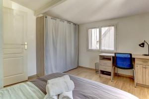 Een bed of bedden in een kamer bij Le Manet- Montigny