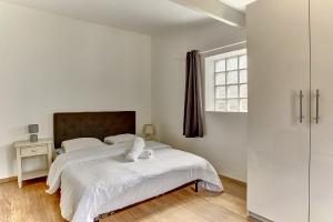 Een bed of bedden in een kamer bij Le Manet- Montigny