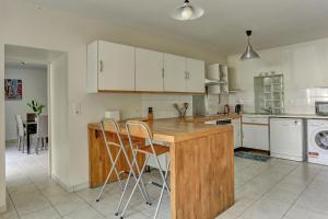 uma cozinha com armários brancos e um balcão de madeira em Le Manet- Montigny em Montigny-le-Bretonneux