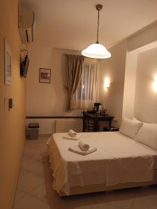 A bed or beds in a room at To Agioklima