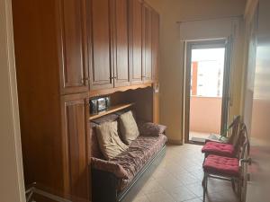 een woonkamer met een bank en een stoel bij Teresa al mare in Montesilvano