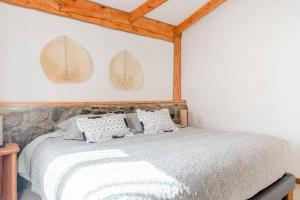 1 dormitorio con 1 cama con 2 tablas de surf en la pared en Cabaña de montaña (jacuzzi exterior), en San Alfonso