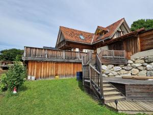 una casa con una valla y escaleras en el patio en Janischhof 48, en Sankt Margarethen an der Raab