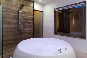 uma casa de banho com um WC branco e um espelho. em Palacio do Rei Hotel no Rio de Janeiro