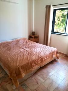 1 dormitorio con cama y ventana en Apartamento Ritmo do Mar, en Quatrim do Sul