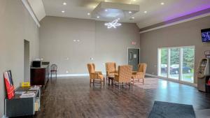 a dining room with a table and chairs in a room at Motel 6 Rockford, Il in Rockford