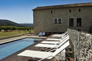 een villa met een zwembad en ligstoelen bij Le Jour et la Nuit, Maison d'hôtes in Vaison-la-Romaine