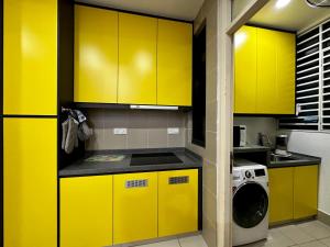 Η κουζίνα ή μικρή κουζίνα στο Family Staycation Suite near Sunway and Petaling Jaya