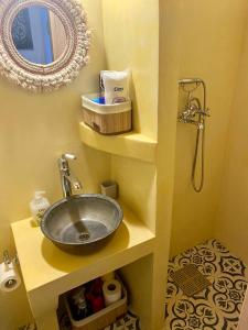 a bathroom with a sink and a mirror at Aristos Cottage in Káto Lekhónia