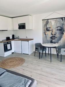 cocina con mesa y sillas en una habitación en Flat - WiFi + SmartTV + Balcony en Sankt Augustin